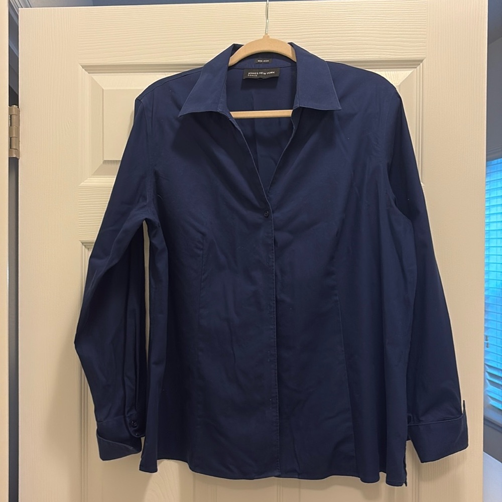 It's a long sleeve woman blouse in excellent condition.  Navy blue